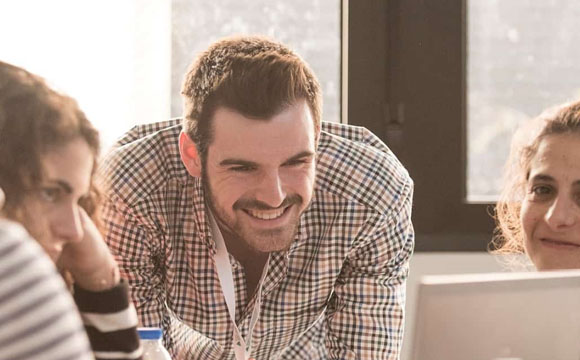 grupo de personas mirando la pantalla de un ordenador