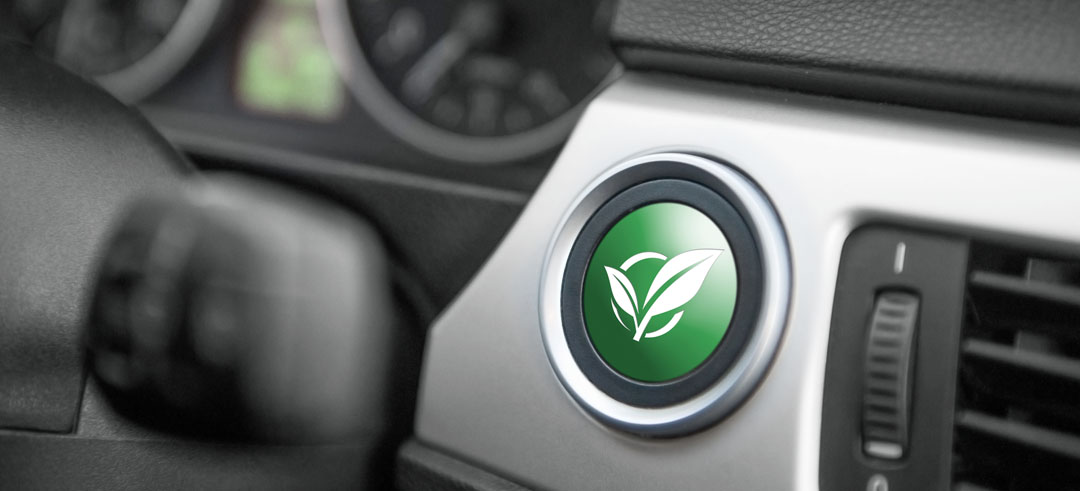 Botón verde de coche ecológico en el interior del vehículo