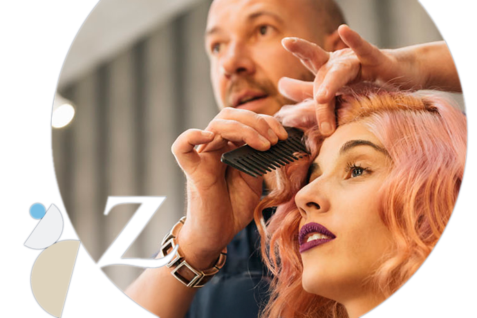 peluquero peinando a una mujer