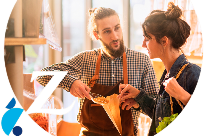 chica comprando en un comercio a granel