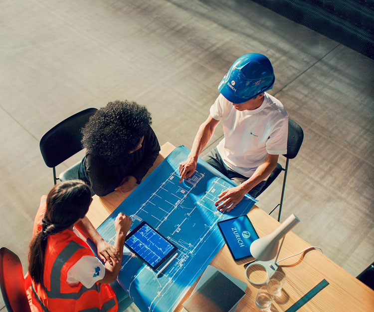 trabajadores mirando plano de intalaciones