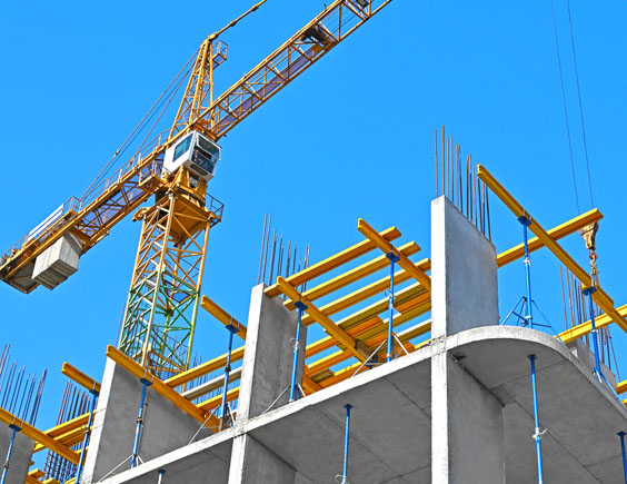 Construcción de un edificio con andamios y una grúa