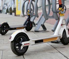 Dos patinetes eléctricos apartados con candados