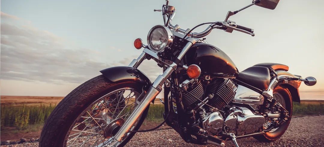 Una moto negra estacionada durante un atarceder