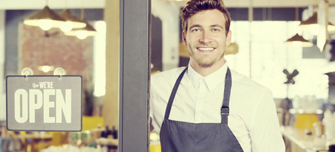 Trabajador abriendo un local comercial