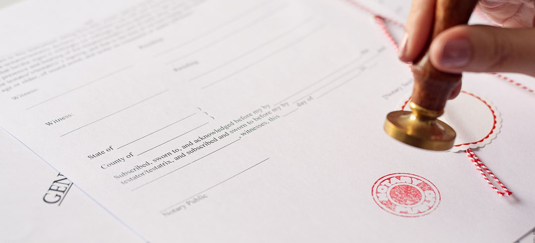 Notario firmando un documento