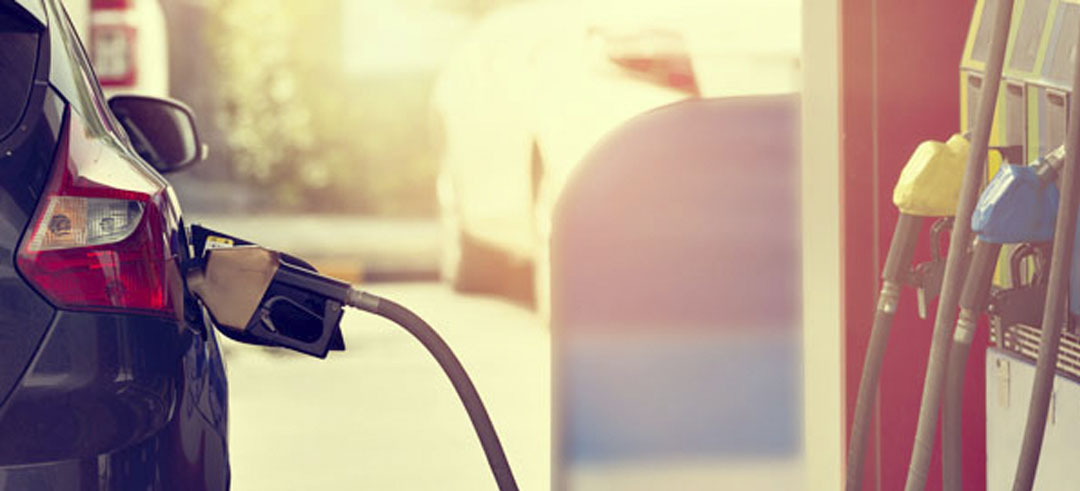Coche recargando combustible en una gasolinera
