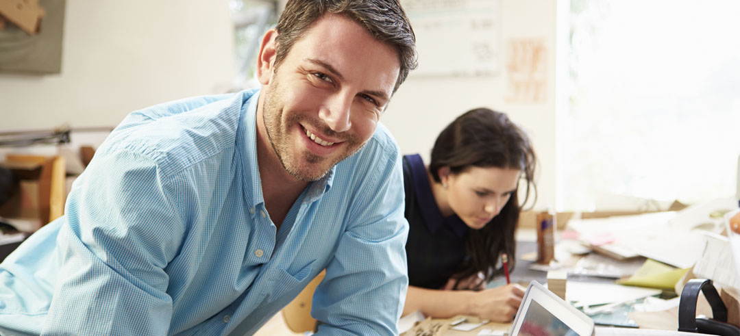 Persona mirando feliz a cámara